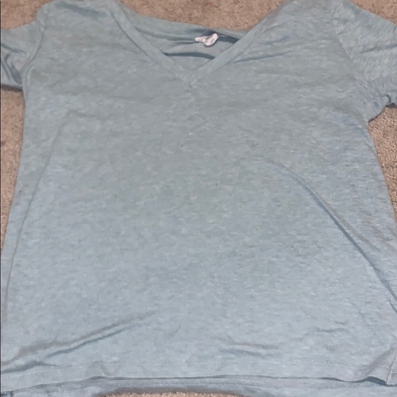 A blue t-shirt - Picture 1 of 2